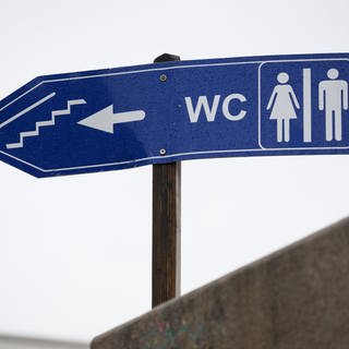 In Amsterdam soll es bald mehr öffentliche Toiletten für Frauen geben.